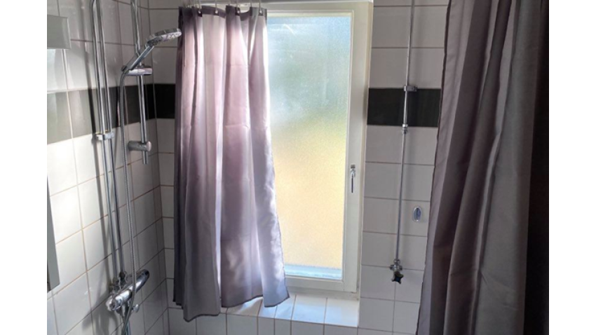 Använd duschdraperi på fönster i våtrum.