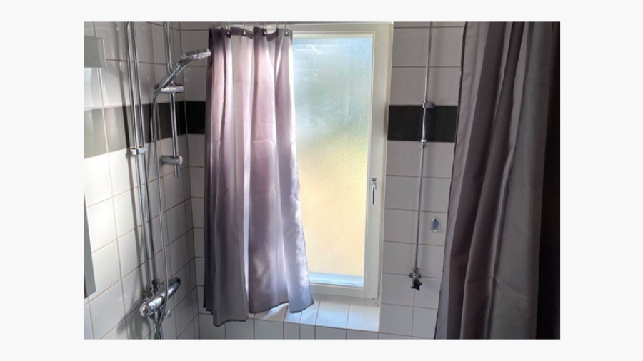 Använd duschdraperi på fönster i våtrum.